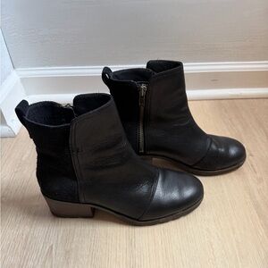 Sorel Black Cate Booties with Brown Heel Leather & Suede Waterproof | Size 6.5